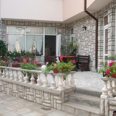 Mania Guest House Калофер Екстериор снимка