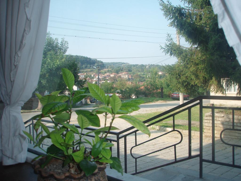 Mania Guest House Калофер Екстериор снимка
