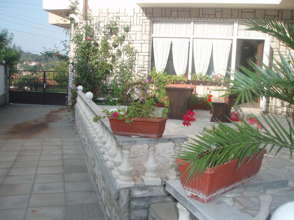 Mania Guest House Калофер Екстериор снимка