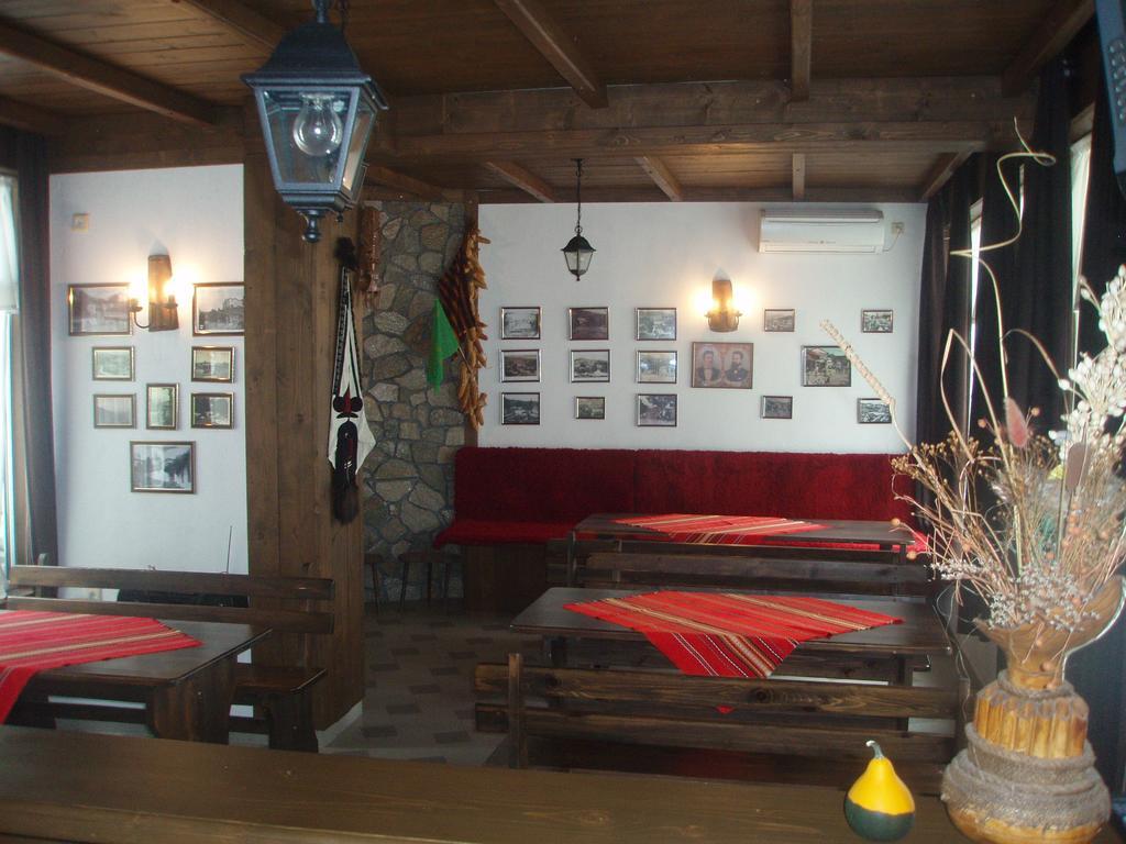 Mania Guest House Калофер Екстериор снимка