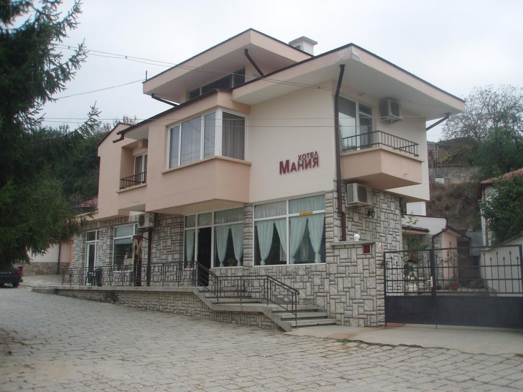 Mania Guest House Калофер Екстериор снимка