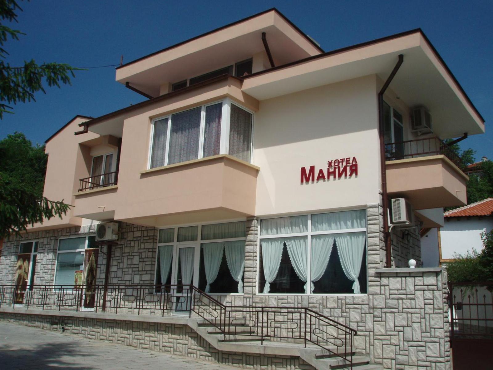 Mania Guest House Калофер Екстериор снимка