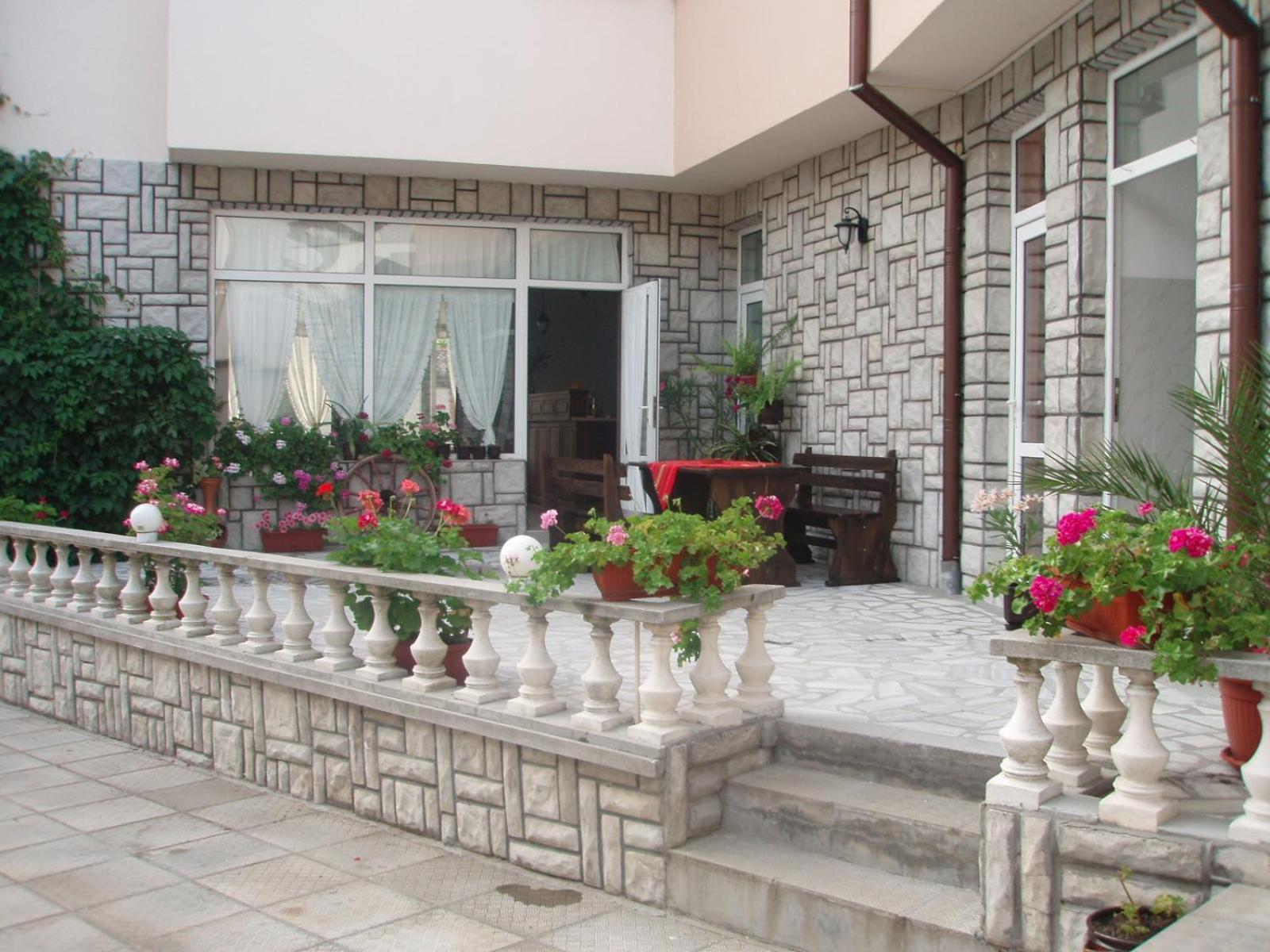 Mania Guest House Калофер Екстериор снимка