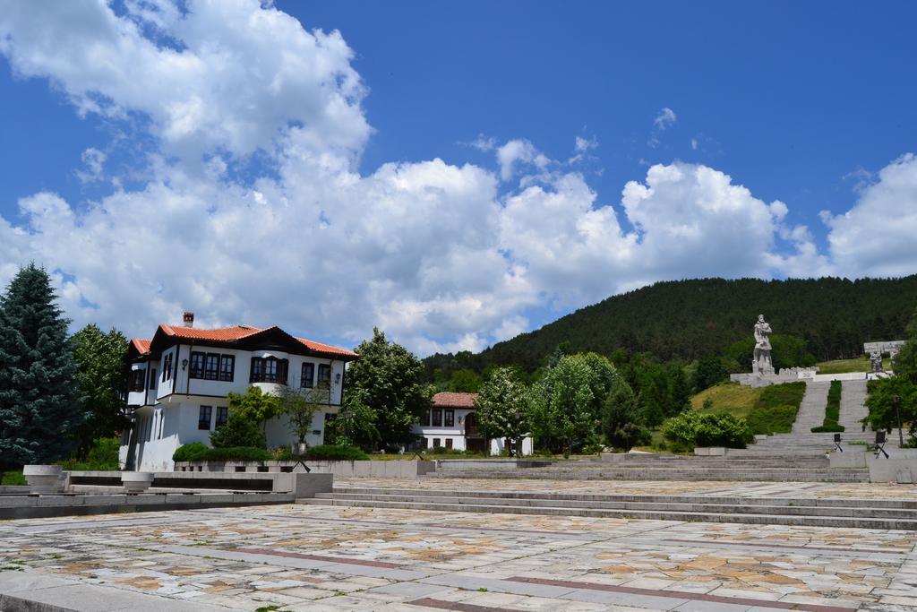 Mania Guest House Калофер Екстериор снимка