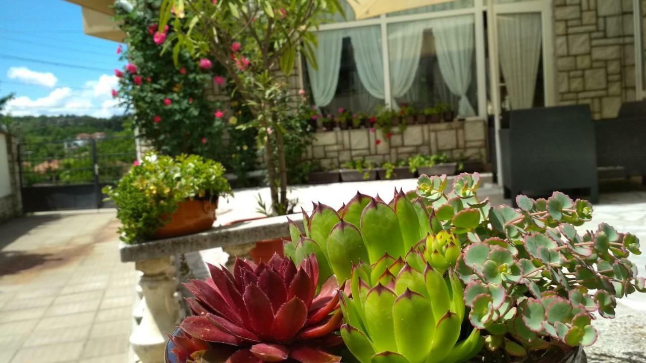 Mania Guest House Калофер Екстериор снимка